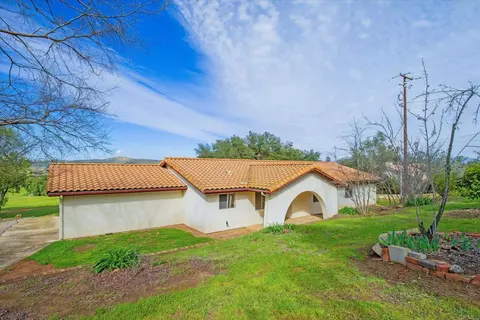 17235 Voorhes Ln, Ramona, CA 92065