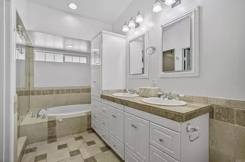 Bath - 1460 Orpheus Ave, Encinitas, CA 92024 photo 2 of 4