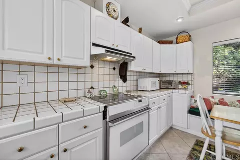Kitchen - 17721 Valle De Lobo, Poway, CA 92064 photo 5 of 8