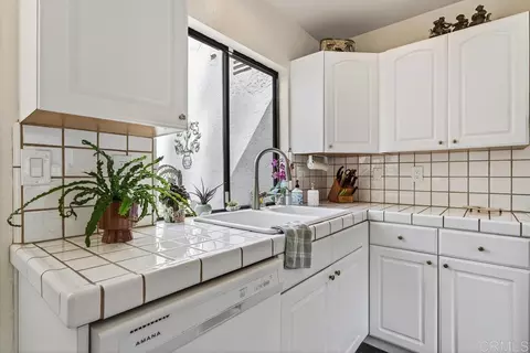 Kitchen - 17721 Valle De Lobo, Poway, CA 92064 photo 7 of 8