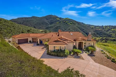 Exterior - 2247 Margarita Gln, Fallbrook, CA 92028 photo 3 of 8