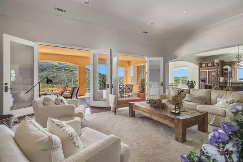 Living - 2247 Margarita Gln, Fallbrook, CA 92028 photo 6 of 8