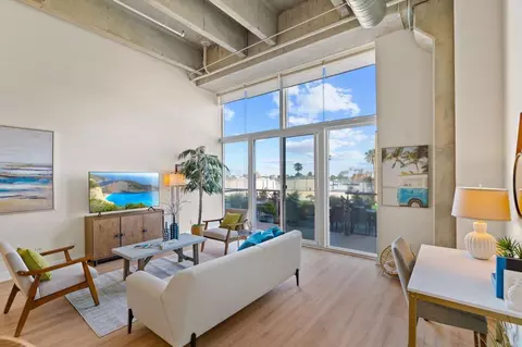 Living - 550 Seagaze Dr #19, Oceanside, CA 92054 photo 1 of 2