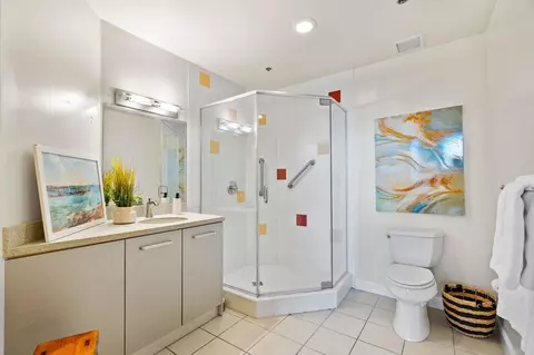 Bath - 550 Seagaze Dr #19, Oceanside, CA 92054 photo 1 of 1