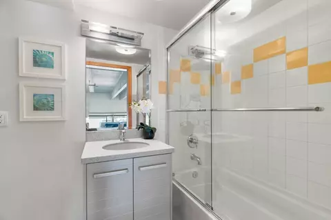Bath - 550 Seagaze Dr #26, Oceanside, CA 92054 photo 1 of 3
