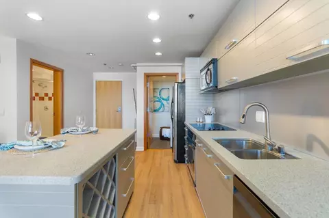 Kitchen - 550 Seagaze Dr #26, Oceanside, CA 92054 photo 3 of 5