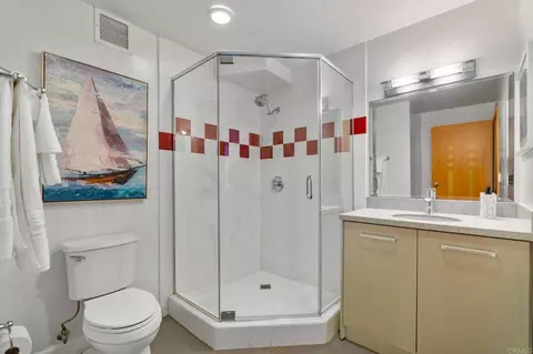 Bath - 550 Seagaze Dr #26, Oceanside, CA 92054 photo 3 of 3