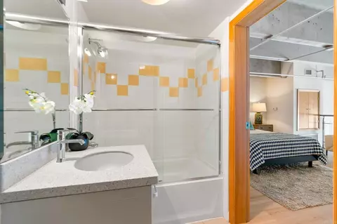 Bath - 550 Seagaze Dr #26, Oceanside, CA 92054 photo 2 of 3