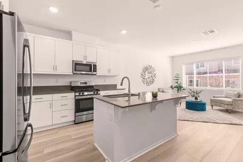 Kitchen - 355 Citrine Trl, Fallbrook, CA 92028 photo 3 of 4