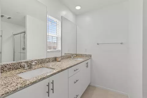 Bath - 355 Citrine Trl, Fallbrook, CA 92028 photo 1 of 3