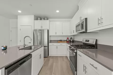 Kitchen - 355 Citrine Trl, Fallbrook, CA 92028 photo 2 of 4