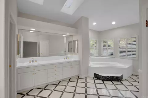 Bath - 4286 La Canada Rd, Fallbrook, CA 92028 photo 1 of 4