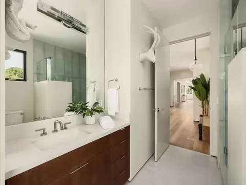 Bath - 6819 Paseo Laredo, La Jolla, CA 92037 photo 6 of 8