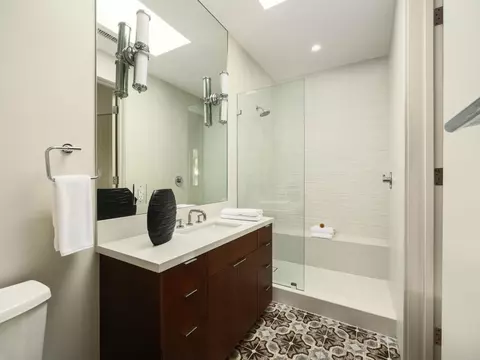 Bath - 6819 Paseo Laredo, La Jolla, CA 92037 photo 7 of 8
