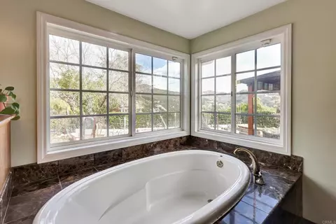 Bath - 11985 Rocoso Rd, Lakeside, CA 92040 photo 2 of 3