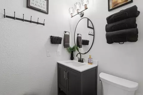 Bath - 2455 Clearcrest Ln, Fallbrook, CA 92028 photo 2 of 7