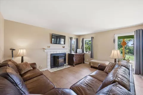 Living - 842 Porter Way, Fallbrook, CA 92028 photo 1 of 1