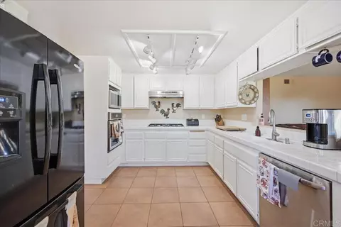 Kitchen - 842 Porter Way, Fallbrook, CA 92028 photo 2 of 3