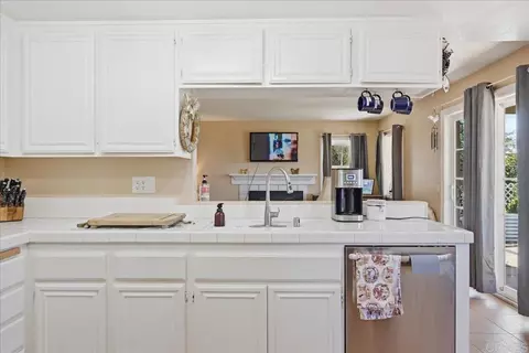 Kitchen - 842 Porter Way, Fallbrook, CA 92028 photo 3 of 3