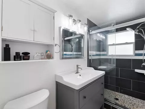 Bath - 1265 E Fallbrook St, Fallbrook, CA 92028 photo 1 of 2