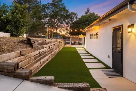 Exterior - 1265 E Fallbrook St, Fallbrook, CA 92028 photo 11 of 18