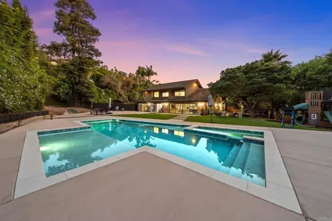 20 Lake Helix Dr, La Mesa, CA 91941