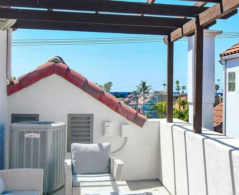 Exterior - 424 N Tremont St, Oceanside, CA 92054 photo 4 of 5