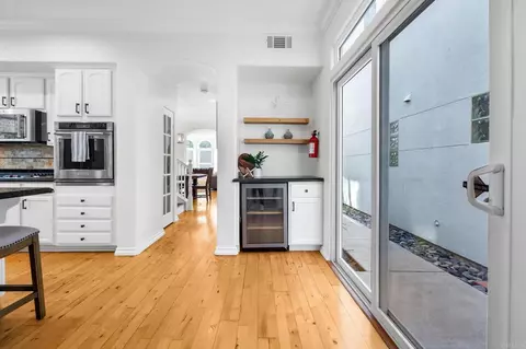 Entry Way - 424 N Tremont St, Oceanside, CA 92054 photo 2 of 3