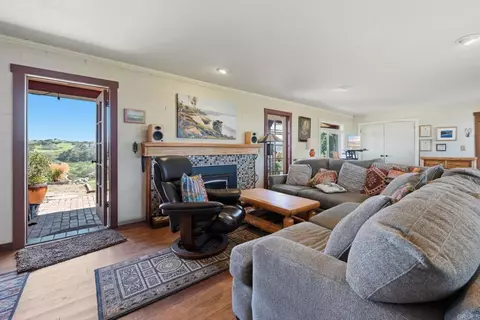 Living - 1355 Rainbow Ridge Ln, Encinitas, CA 92024 photo 3 of 4