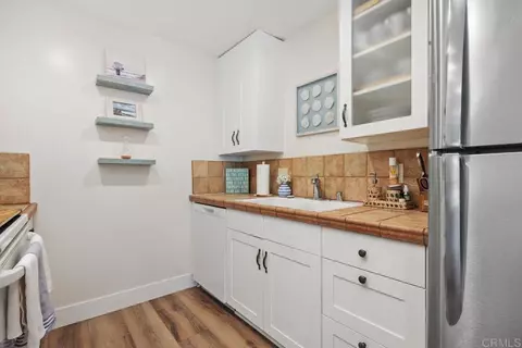 Kitchen - 405 Requeza St #H9, Encinitas, CA 92024 photo 2 of 2