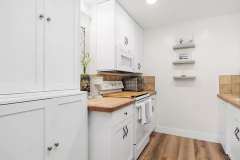 Kitchen - 405 Requeza St #H9, Encinitas, CA 92024 photo 1 of 2