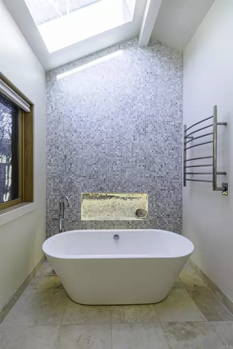 Bath - 3540 Oak Pl, Carmel, CA 93923 photo 5 of 8