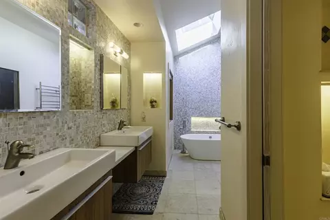 Bath - 3540 Oak Pl, Carmel, CA 93923 photo 1 of 8