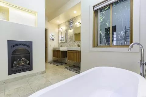 Bath - 3540 Oak Pl, Carmel, CA 93923 photo 3 of 8