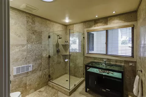 Bath - 3540 Oak Pl, Carmel, CA 93923 photo 6 of 8