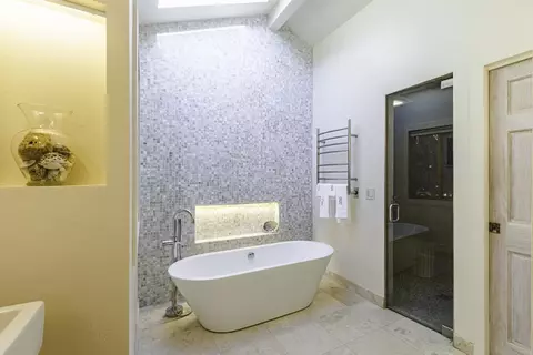 Bath - 3540 Oak Pl, Carmel, CA 93923 photo 2 of 8
