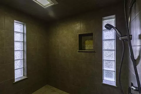 Bath - 3540 Oak Pl, Carmel, CA 93923 photo 4 of 8