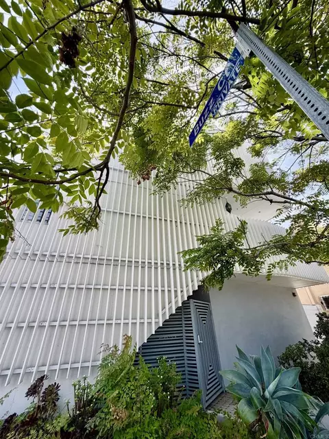 2851 N Buzz Ct, Los Angeles, CA 90039