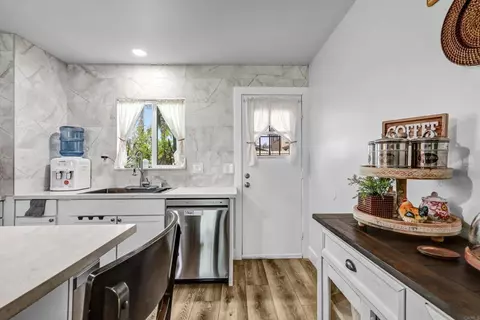 Kitchen - 2012 E Mission Ave #6, Escondido, CA 92027 photo 6 of 8