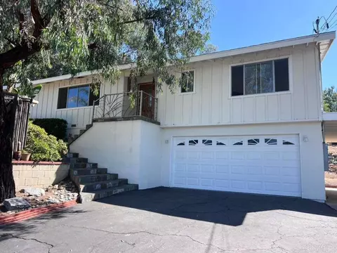 2245 Maelee Dr, Vista, CA 92084