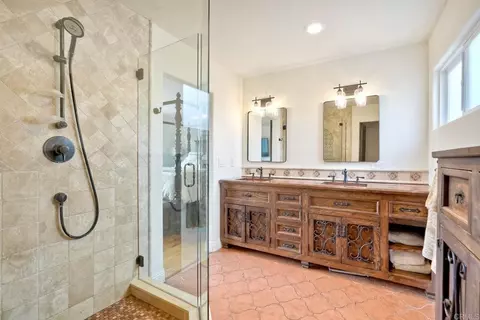 Bath - 1007 Eolus Ave, Encinitas, CA 92024 photo 1 of 6