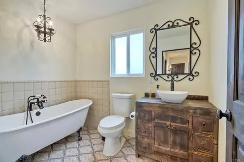 Bath - 1007 Eolus Ave, Encinitas, CA 92024 photo 3 of 6
