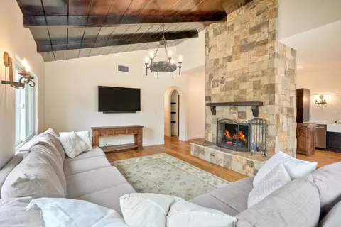 Living - 1007 Eolus Ave, Encinitas, CA 92024 photo 2 of 3