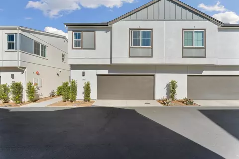 Exterior - 212 Perennial Pl, Fallbrook, CA 92028 photo 4 of 6