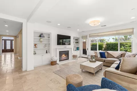 Living - 809 Dolphin Cir, Encinitas, CA 92024 photo 2 of 5