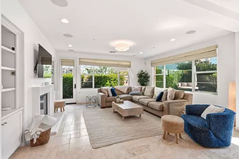 Living - 809 Dolphin Cir, Encinitas, CA 92024 photo 4 of 5