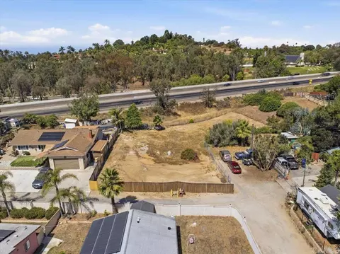 564 Rolling Hills Rd, Vista, CA 92083 photo 2