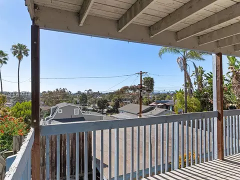 Exterior - 852 Dewitt Ave, Encinitas, CA 92024 photo 4 of 7