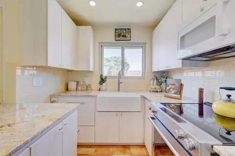 Kitchen - 1982 Fairlee Dr, Encinitas, CA 92024 photo 3 of 9