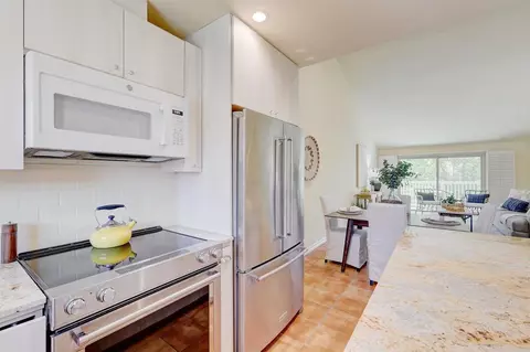 Kitchen - 1982 Fairlee Dr, Encinitas, CA 92024 photo 8 of 9
